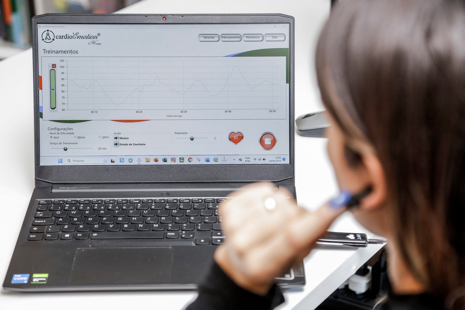 Profissional utilizando biofeedback em paciente